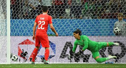 El penalti lanzado por Bryan Ruiz golpea en el larguero y rebota en la cabeza de Sommer.