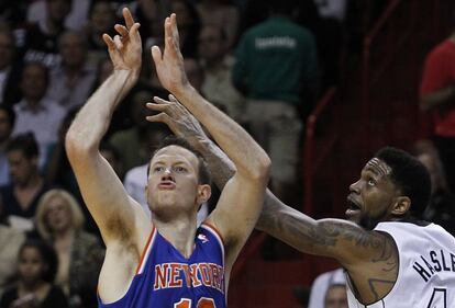 Steve Novak, de los New York Knicks, lanza a canasta ante Udonis Haslem, de Miami Heat.