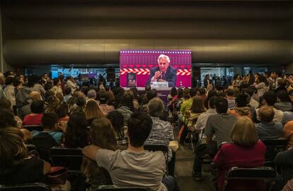 La sala donde el Premio Nobel de Literatura, Mario Vargas Llosa, ofreció una conferencia estuvo abarrotada. Algunos tuvieron que seguir su charla a través de algunas pantallas gigantes.