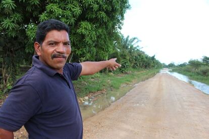 Francisco Ramirez, un campesino local que fue disparado en la cara mientras tomaba junto a otros compañeros una plantación de Dinant en El Tumbador, muestra los campos que cultivaban. La bala entró por una mejilla y salió por la otra.