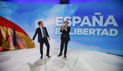 Pablo Casado y Mariano Rajoy en la convención nacional del PP, este viernes.