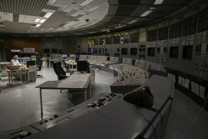Alexander Jegorov, en la sala de control de la central nuclear de Ignalina (Lituania).