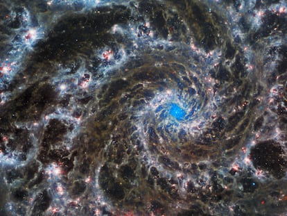 Esta imagen del Telescopio Espacial 'James Webb' muestra el corazón de M74, también conocida como la Galaxia Fantasma.