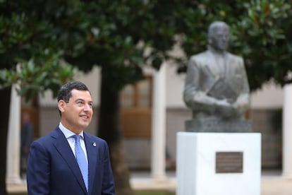 El presidente de la Junta, Juan Manuel Moreno, durante el acto institucional del Parlamento andaluz en conmemoración del nacimiento de Blas Infante, el 5 de julio de 2022.