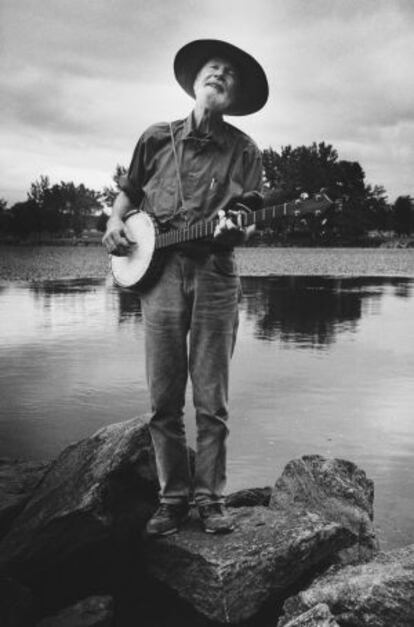 Pete Seeger, tocando el banjo en 1995 en Beacon (Nueva York), donde ayer murió.