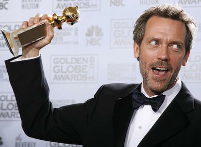 El actor Hugh Laurie, clebre por su trabajo como el doctor Gregory House en la serie del mismo nombre, festeja su triunfo en la categora de mejor actor dramtico en una serie de televisin.