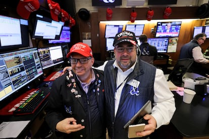 Operadores de la Bolsa de Nueva York, con gorras de apoyo a Donald Trump en la sesión del 6 de noviembre de 2024.