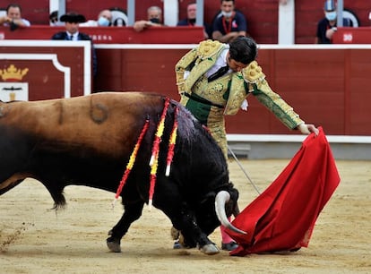 Morante, al natural, ante el sobrero de la tarde.