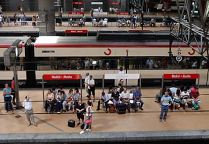 Los andenes de la estación de cercanías de Atocha, en Madrid, muestran una actividad habitual el día en que se cumplía medio año del trágico atentado del 11 de marzo.