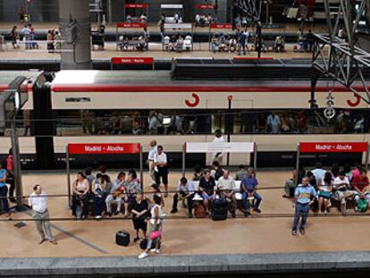 Los andenes de la estación de cercanías de Atocha, en Madrid, muestran una actividad habitual el día en que se cumplía medio año del trágico atentado del 11 de marzo.