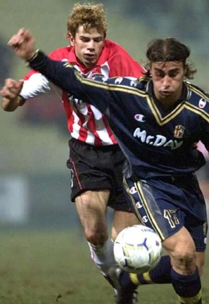 Cannavaro, ante Kezman en un Parma-Eindhoven de 2001.