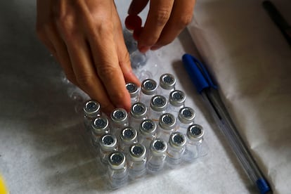 Una trabajadora de salud prepara una dosis de Sinovac, en marzo de 2021, cuando Chile lideraba las vacunaciones en la región.