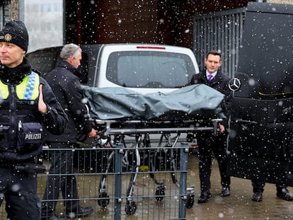 Personal de una funeraria trasladaba el cadáver de una víctima del tiroteo en Hamburgo, este viernes.