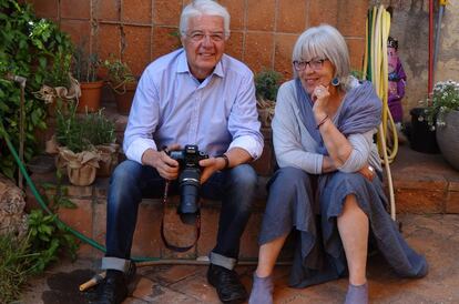 Los maestros Carme Cols y Pitu Fernández.