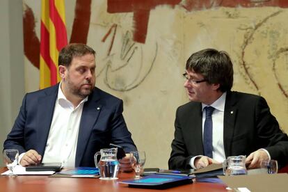 Oriol Junqueras conversa con Carles Puigdemont.