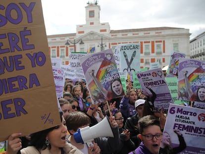 Manifestación de estudiantes feministas, este viernes en la madrileña Puerta del Sol.