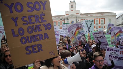 Manifestación de estudiantes feministas, este viernes en la madrileña Puerta del Sol.