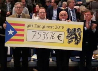 Cheque de 7.596,76 euros para la defensa de los independentistas en prisión.