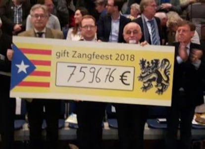 Cheque de 7.596,76 euros para la defensa de los independentistas en prisi&oacute;n.