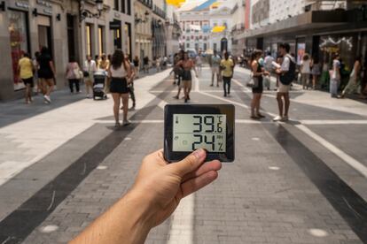 La calle de Preciados, con una temperatura de 39 grados, a mediodía.
