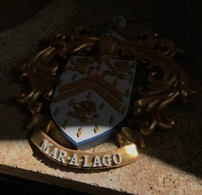 En la imagen, se puede apreciar el escudo de armas de la residencia Mar-a-Lago en Palm Beach (Florida).