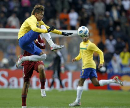 Neymar lucha por un balón.