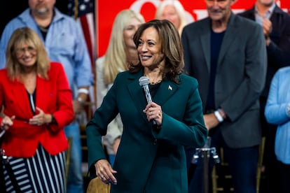 La candidata demócrata a la presidencia, Kamala Harris, habla durante un acto de campaña este lunes en Malvern, Pensilvania.