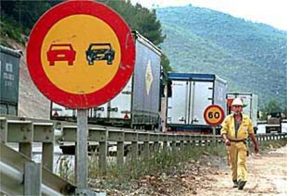 Rafael Jorba, que trabaja en las obras de la N-II, perdió en esta carretera a su hermano y a su sobrino.