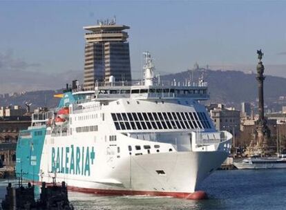 Un barco de Balearia zarpa del puerto de Barcelona.