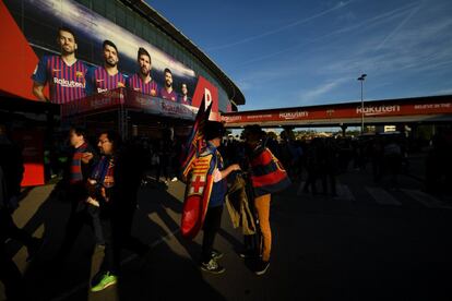 Aficionadas del Barça en las inmediaciones del estadio, antes del partido.