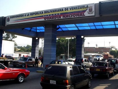 En la imagen, una fila de carros espera el paso en la frontera colombo-venezolana.