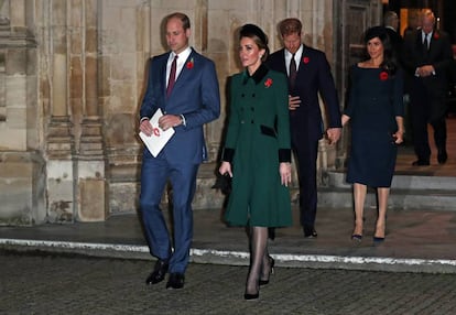 Los duques de Cambridge, delante, y los de Susex, detrás, a su salida de la Abadía de Westminster, tras conmemorar los 100 años del armisticio de la I Guerra Mundial, el 11 de noviembre de 2018.