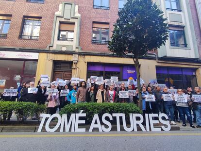 Covadonga Tomé, la candidata a la Presidencia del Principado por Podemos Asturies, recibe el apoyo de militantes, el pasado mes de enero.