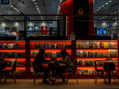 Visitantes de la Feria Internacional del Libro (FIL) recorren los pasillos y compran libros el 25 de noviembre de 2023 en Guadalajara, México. La FIL tiene como invitada de honor a la Unión Europea.