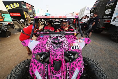 La italiana Camelia Liparoti y la española Rosa Romero posan en su coche del equipo C.A.T. Racing Yamaha, el 6 de enero de 2019, en la inauguración del Rally Dakar, en Lima (Perú).


