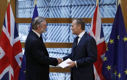 El representante de Gran Bretaña ante la Unión Europea, Tim Barrow, entrega la carta de la primera ministra británica, Theresa May, al presidente del Consejo de la UE, Donald Tusk, en Bruselas, Bélgica.