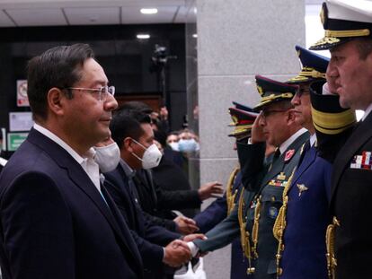 Luis Arce saluda a los oficiales elegidos para ocupar la cúpula militar, este lunes en La Paz.