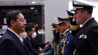 Luis Arce saluda a los oficiales elegidos para ocupar la cúpula militar, este lunes en La Paz.