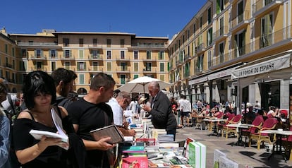 Centenars de persones celebren Sant Jordi a Palma. 