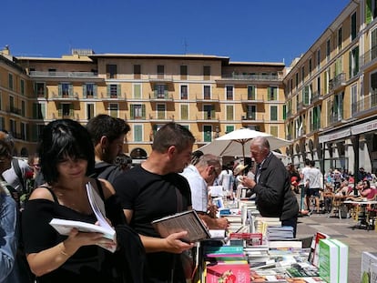 Centenars de persones celebren Sant Jordi a Palma.