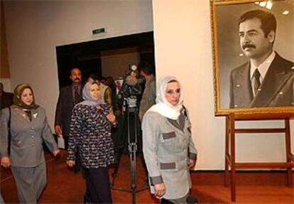 Tres parlamentarias iraquíes se dirigen al hemiciclo para asistir a la sesión especial convocada ayer por Sadam Husein.