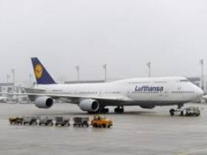 Un remolcador de aviones tira de un Boeing 747-8 de Lufthansa en el aeropuerto de Múnich (Alemania). EFE/Archivo