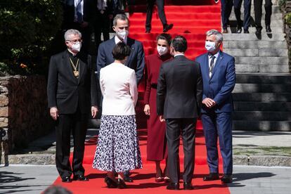 Los Reyes este jueves al ser recibidos en Andorra La Vella por el jefe de Gobierno andorrano, Xavier Espot, por la síndica general, Roser Suñé (en la imagen, delante de los Reyes), por el arzobispo de la Seu d’Urgell y copríncipe de Andorra, Joan-Enric Vives (izquierda); y por Patrick Strzoda (derecha), representante del otro copríncipe del país, el presidente francés.