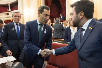 El presidente de Andalucía, Juanma Moreno, saluda al de la Generalitat catalana, Pere Aragonés, este jueves en el Senado. Para Moreno, la hipotética amnistía “es un retroceso en la igualdad de todos los españoles”.
