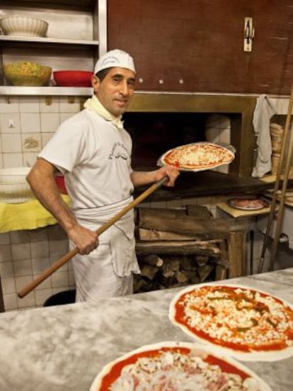 Gilberto Mura, cocinero del restaurante Baffetto, en Roma, muy conocido por sus deliciosas pizzas.