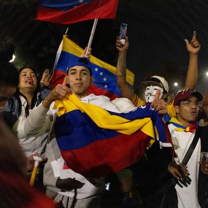 AME6001. SANTIAGO (CHILE), 28/07/2024.- Ciudadanos venezolanos animan a la espera de los resultados de las elecciones presidenciales de Venezuela este domingo, en una plaza cercana al consulado de Venezuela en Santiago (Chile). EFE/Ailen Díaz

