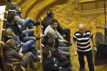 Juan Pedro Lozano, de pie, tras declarar en el primer juicio a la &#039;banda del puerto&#039;, en 2012.