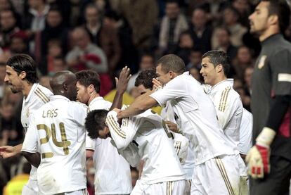 Cristiano Ronaldo es felicitado por sus compañeros tras marcar su segundo penalti y poner el 4-1 final.