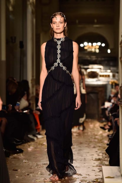 Valentino  : Runway &#8211; Paris Fashion Week &#8211; Haute Couture Spring Summer 2016