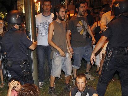 Un hombre herido en el suelo tras la carga polical.